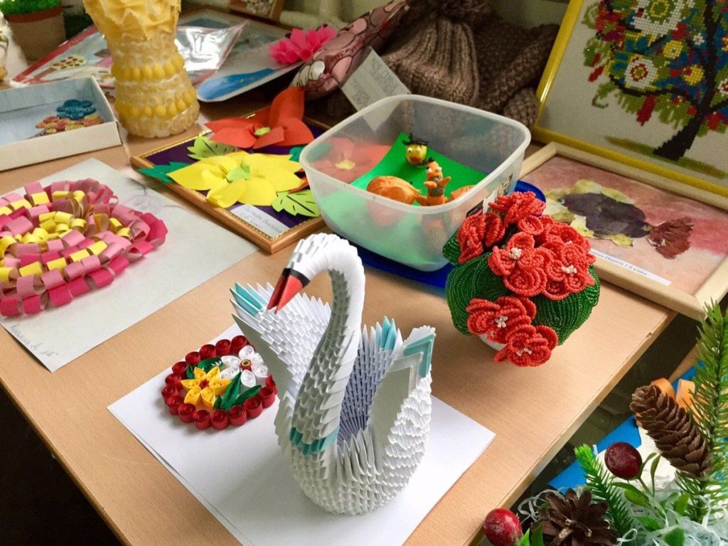 В Шацком Доме детского творчества работает выставка семейного творчества.