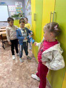 Особый день в календаре Есть в золотистом октябре, Когда с утра ребята Несут подарки папам…