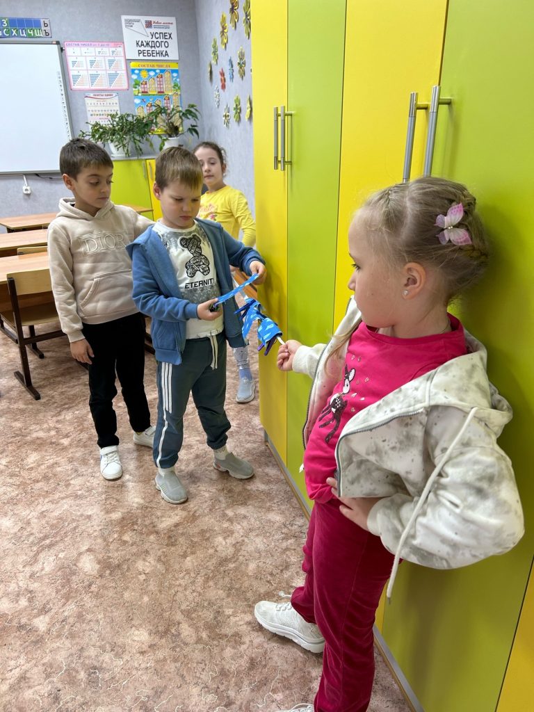 Особый день в календаре Есть в золотистом октябре, Когда с утра ребята Несут подарки папам…