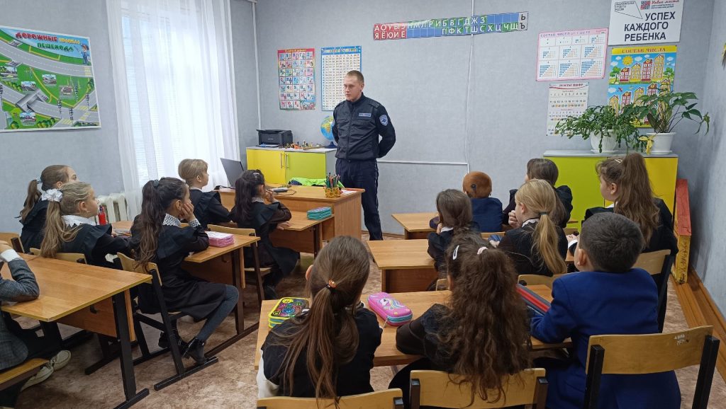Безопасность детей на дорогах: познавательный час в Шацком Доме детского творчества